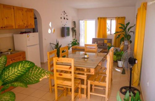 Vila do Maio House | Cosy & Relax Yellow House 5mn walk from the beach!