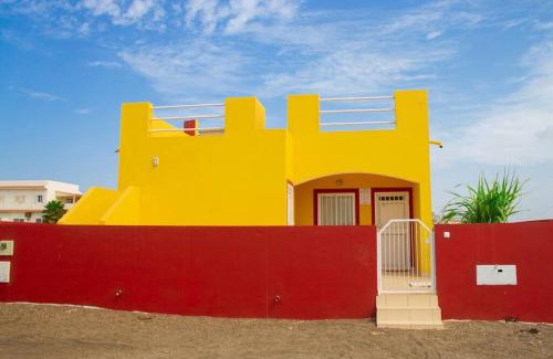 Vila do Maio House | Cosy & Relax Yellow House 5mn walk from the beach!