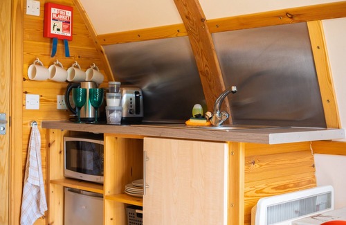 Leven Cabin | Cosy, Rural and Ensuite Glamping Cabin.