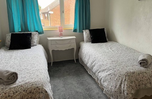 Tea Green House | Cosy Secure Clean House with Parking near Luton Airport