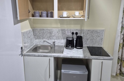 Bletchley Apartment | Cosy, Spacious 1 bedroom self contain unit with toilet and bath