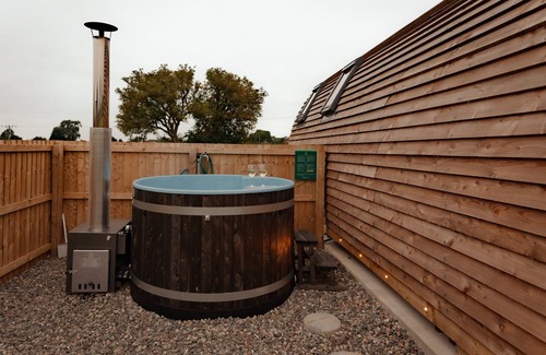 Wing Cabin | Cosy Spacious Cabin with Wood Fired Hot Tub