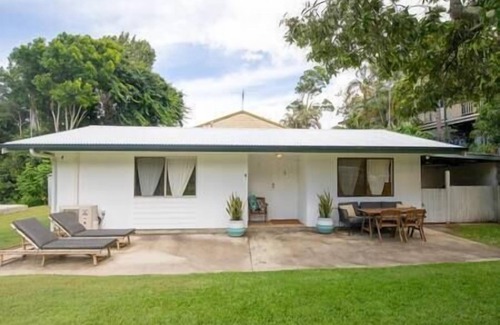 Point Lookout Cottage | Cosy Straddie cottage + sleeps 6 + pet friendly