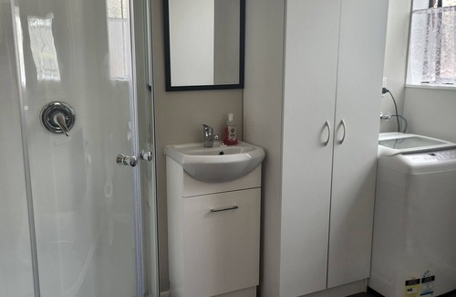 Upper Hutt Apartment | Cosy studio walking distance to shops rails. 45 minutes from the city