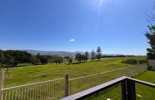 Gerroa House | Cosy Studio with valley views