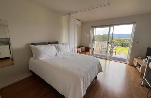 Gerroa House | Cosy Studio with valley views