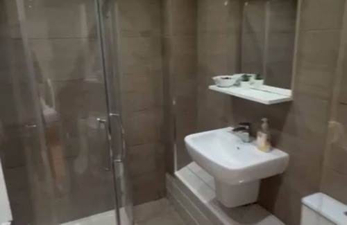 Preston Bed & Breakfast | Cosy Wembley 2-bed apartment - Free parking - Ideal for contractors and families