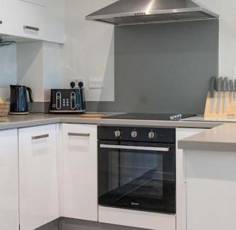 Northampton Apartment | Cotels Centro - CENTRAL LOCATION, PARKING, FIBRE WIFI, SMART TV, FULLY EQUIPPED KITCHEN