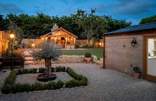Broadway House | COTSALL HOUSE, pet friendly, with open fire in Broadway
