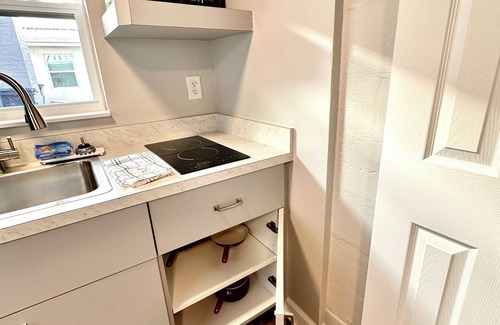 Tavares Cottage | Cottage 34: Coconut Cottage - Waterfront Lodging in Downtown Tavares, FL