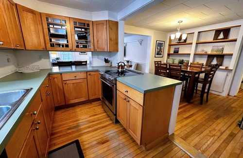 Bethlehem House | Cottage at Yankee Magazine "Best of New England" w/trails, gorgeous views, AC, Dog Friendly!