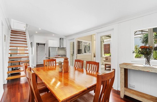 South Fremantle House | Cottage by the Beach - Close to South Terrace, Walk to Madalenas