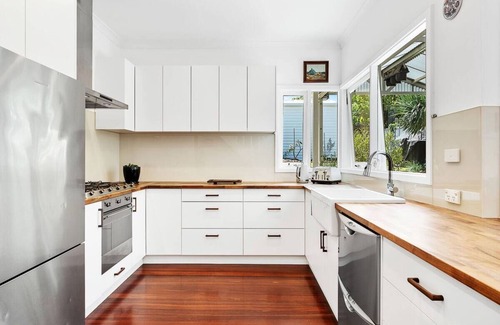 South Fremantle House | Cottage by the Beach - Close to South Terrace, Walk to Madalenas