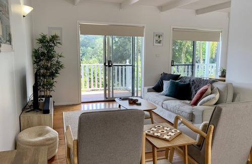 North Avoca House | Cottage close to the surf beach with private garden & bush views