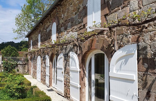 Saint-Bazile-de-Meyssac House | Cottage in the park of an 18th-century Manor. Magnificent view of the vineyards.
