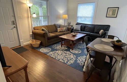 Des Moines Apartment | Cottage Grove apt 1 private covered porch