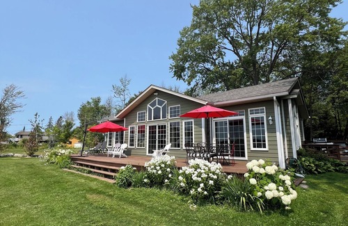 Honey Harbour Cottage | Cottage in Muskoka, Georgian Bay. 3 bed 2 bath with shallow entry beach