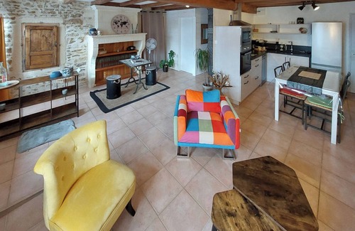 Taillant House | Cottage 'L'aronde Gites' with Private Terrace, Private Garden and Wi-Fi
