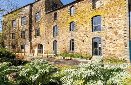 Joue-sur-Erdre House | Cottage 'L'erdre Au Moulin' with Private Terrace, Shared Garden and Wi-Fi
