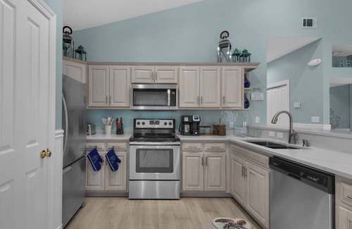 Crystal Shores House | Cottage Near Pool, Walk to Beach, Cafe, and Shopping