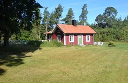 Motala House | Cottage on a farm by Lake Vättern