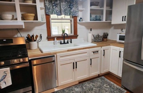 Chincoteague Cottage | Cottage on Cleveland- Adorable Cottage Walking Distance to Downtown