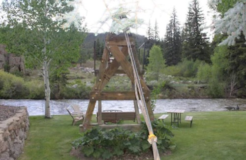 South Fork Cottage | COTTAGE ON THE CREEK VACATION RENTAL. Sleeps 4. Beautiful views. Riverside deck. Fishing.