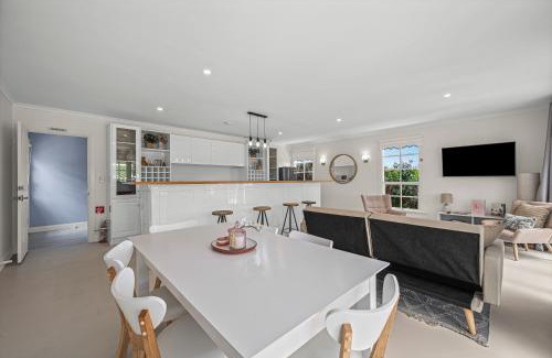 Aldinga House | Cottage On Vines - Aldinga - C21 SouthCoast Holidays