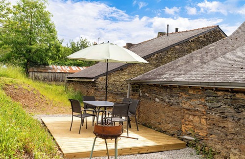 La Chapelle-de-Brain House | Cottage 'Randonnées À Sert' with Private Garden and Wi-Fi