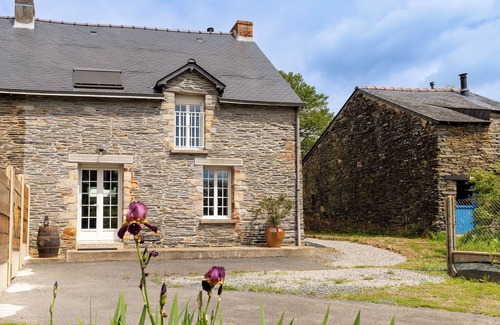 La Chapelle-de-Brain House | Cottage 'Randonnées À Sert' with Private Garden and Wi-Fi