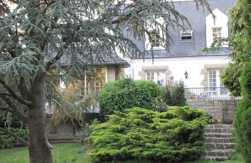 Baulon Cottage | Cottage Rental 90 m² with its beautiful park of 4000 m² and beautiful trees.