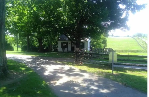 Keene House | Cottage Retreat - Wine, Horses, Convenient