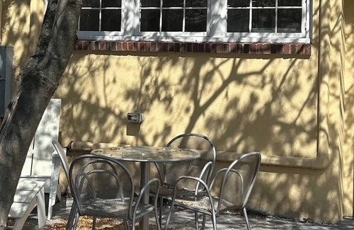 Concord Apartment | Cottage Suite "B" - Walk to Shops, Train, History