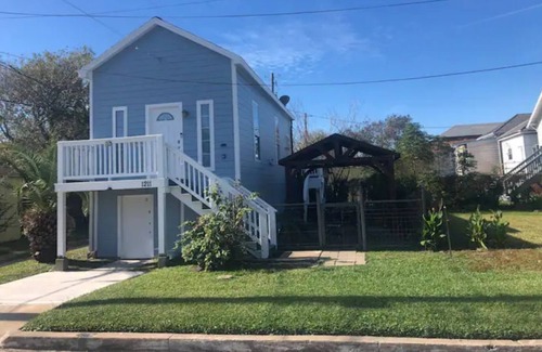 San Jacinto Cottage | Cottage - two blocks from beach