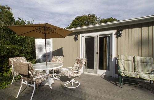 Fifth Ward Cottage | Cottage - Walk to the Mansions, Cliff Walk, Reject's Beach, Tesla charger
