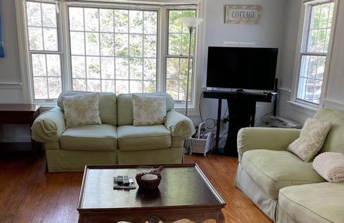 West of Town House | Cottage with large private yard