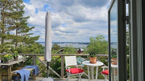Roennaeng House | Cottage with sea view at Tjorn Island