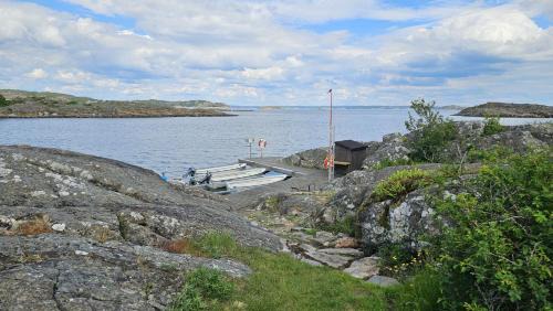 Roennaeng House | Cottage with sea view at Tjorn Island