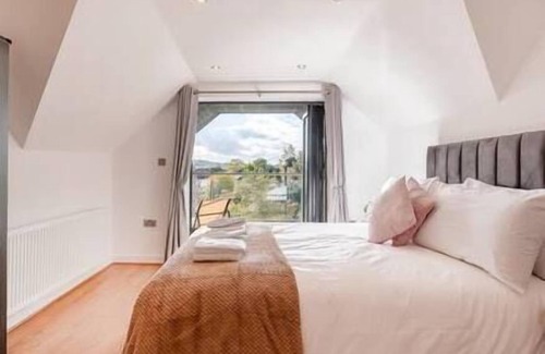 Coulsdon West Apartment | Coulsdon -Entire 3BR Flat, Covered Balcony - Walk to Station