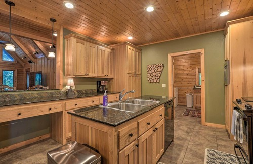 Springdale Cabin | ‘Country Cabin’ w/Wraparound Deck & Views!