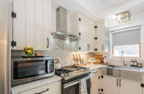 Greenfield Center Cottage | Country Cottage – Peaceful Pet-Friendly Retreat [5 Miles from Saratoga Springs]