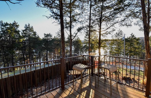 Camdenton House | Country Cottage, near HaHa Tonka Park, Free Kayaks & Outdoor Pavilion Game room