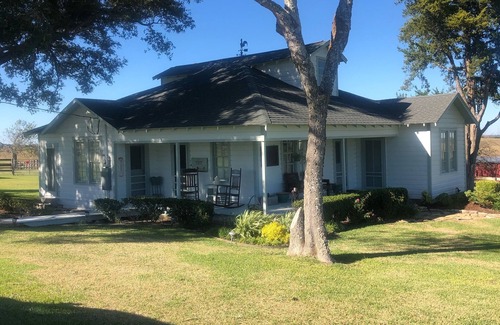 New Ulm Cottage | Country Cottage near Round Top. 13 miles from Round Top Square.