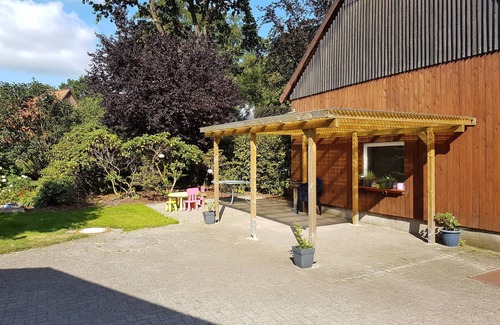 Sandbostel Apartment | Country cottage with garden i