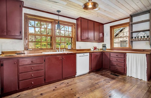 Fredericksburg Cabin | Country Delight | Close to Town | Pets up to 30 Lbs w/fee