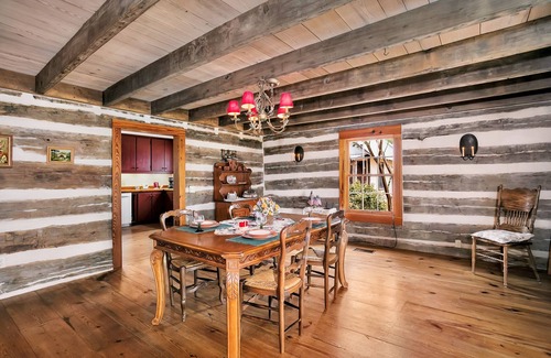 Fredericksburg Cabin | Country Delight | Close to Town | Pets up to 30 Lbs w/fee