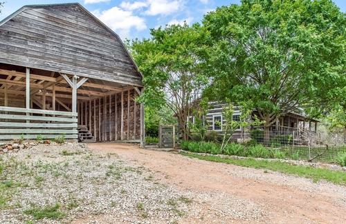 Fredericksburg Cabin | Country Delight | Close to Town | Pets up to 30 Lbs w/fee