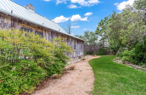 Fredericksburg Cabin | Country Delight | Close to Town | Pets up to 30 Lbs w/fee