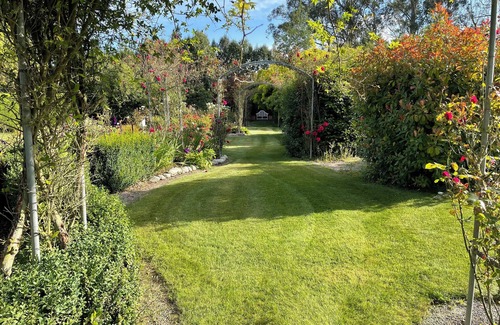 Arundel Apartment | Country Getaway - Studio room with Ensuite in seven-acre landscaped gardens.