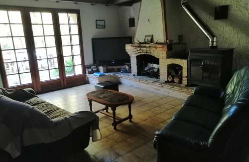Lesparre-Medoc House | Country gite in the forest